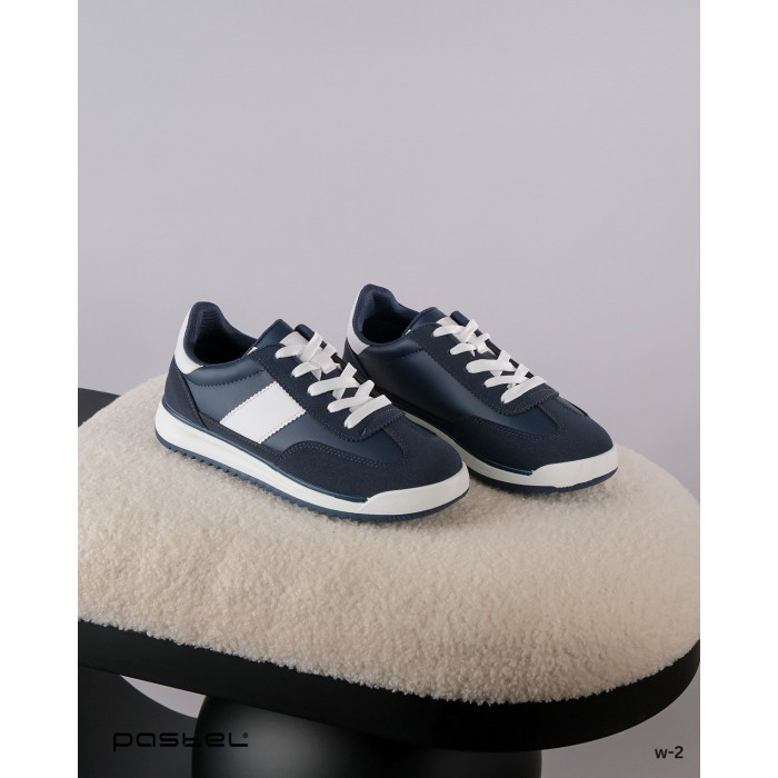 Women's sports shoes