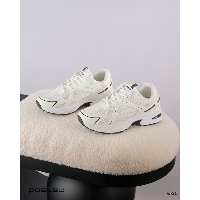 Women's sports shoes