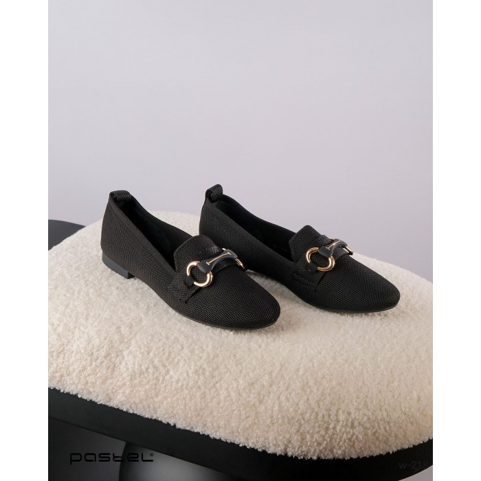 Women's flat shoes
